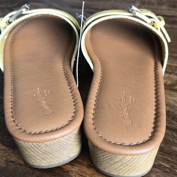 Universal Thread Women's Kora Flat Sandal - Yellow size 5 - Picture 4 of 7